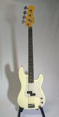 Fender - American Professional II Precision Bass, Rosewood Fingerboard - Olympic White